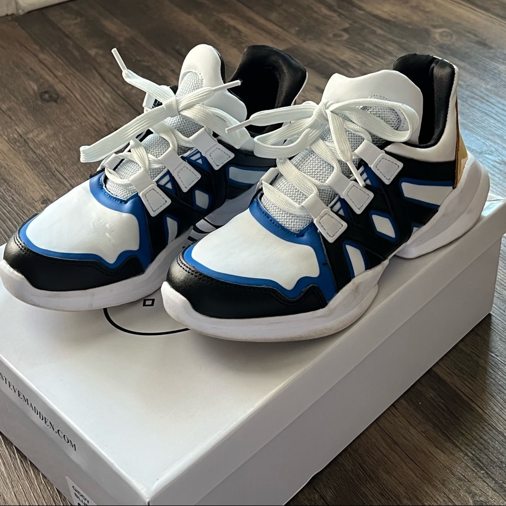 Steve Madden size 6 sneaker